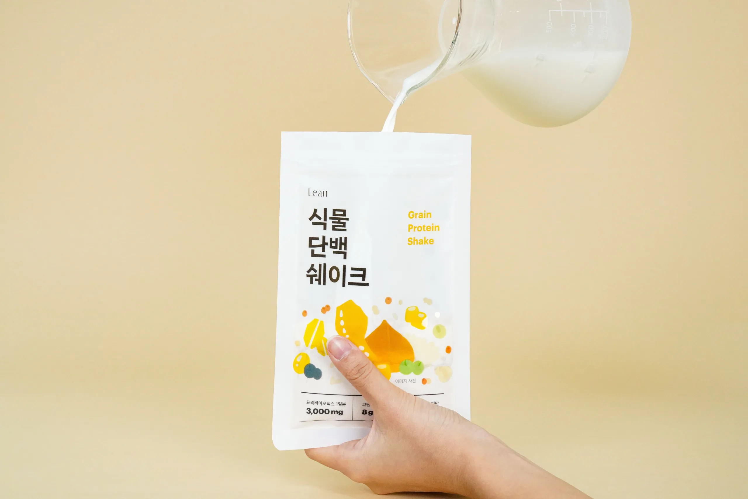 파우치 우유 붓는 중.webp