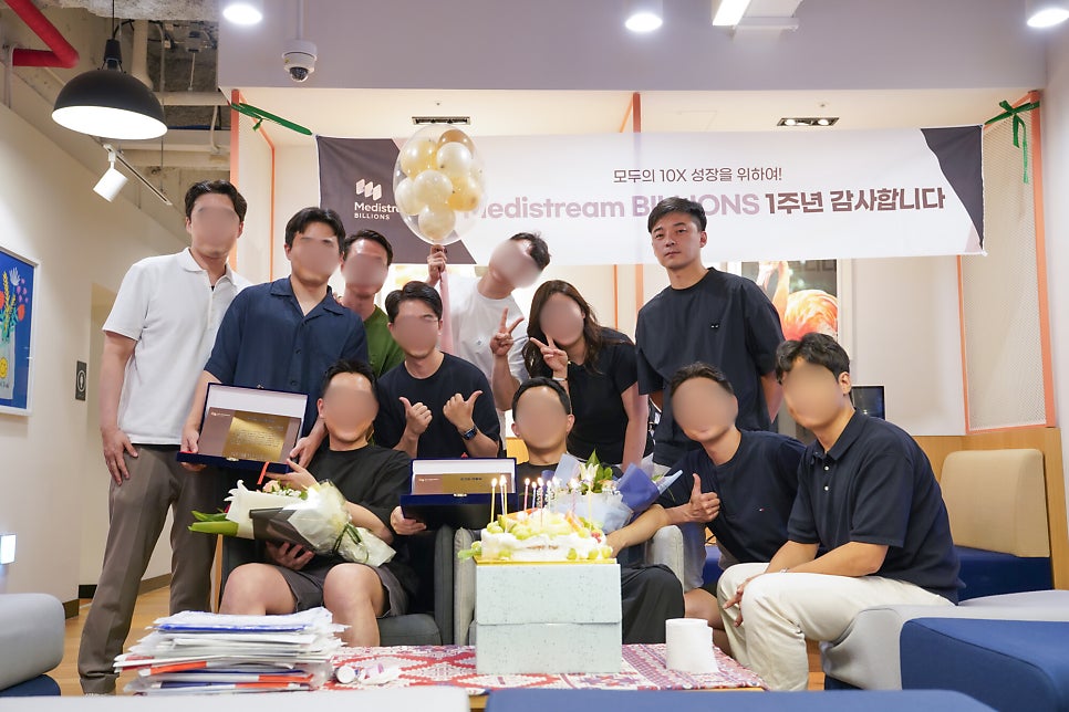 세미나에서 찍은 사진에서 제 얼굴만 너무 붉고 안좋게 나왔더라구요. 다른 원장님들 얼굴은 초상권을 위해서 흐림처리 했습니다 .^^