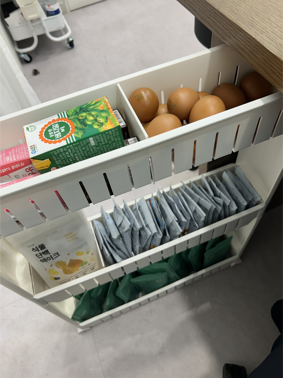 진료실에도 꼭 구비해놓는 제 필수템! 1. 달걀 2.견과류 3.식단쉐 4. 두유 5. 한약 입니다^^