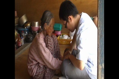 병원선 시절 유진원장(매달 한번씩 병원시설이 없는 섬에 방문진료)