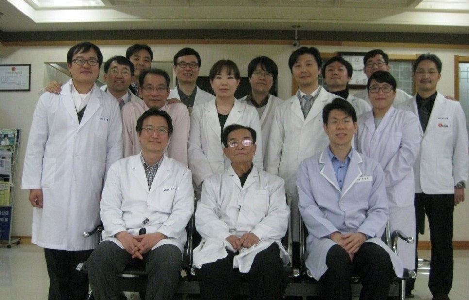 안동주선생님과 제자들 (왼쪽 젤 끝에 젊은 유진원장이 있네요.^^)
