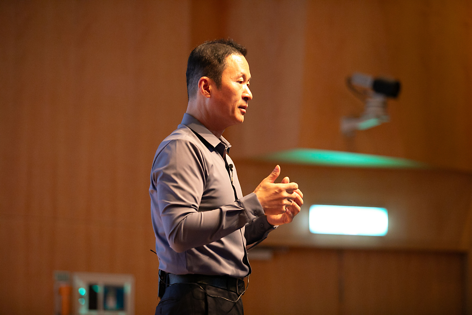 사장학 개론 강의에서 열변중이신 김승호 회장님