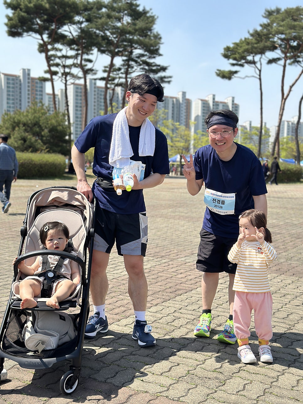지금보다 어렸던 아들 시준이와 전 원장님 딸 소현이... 하프코스 완주 이후.. 생각보다 멀쩡해보이네 ;;