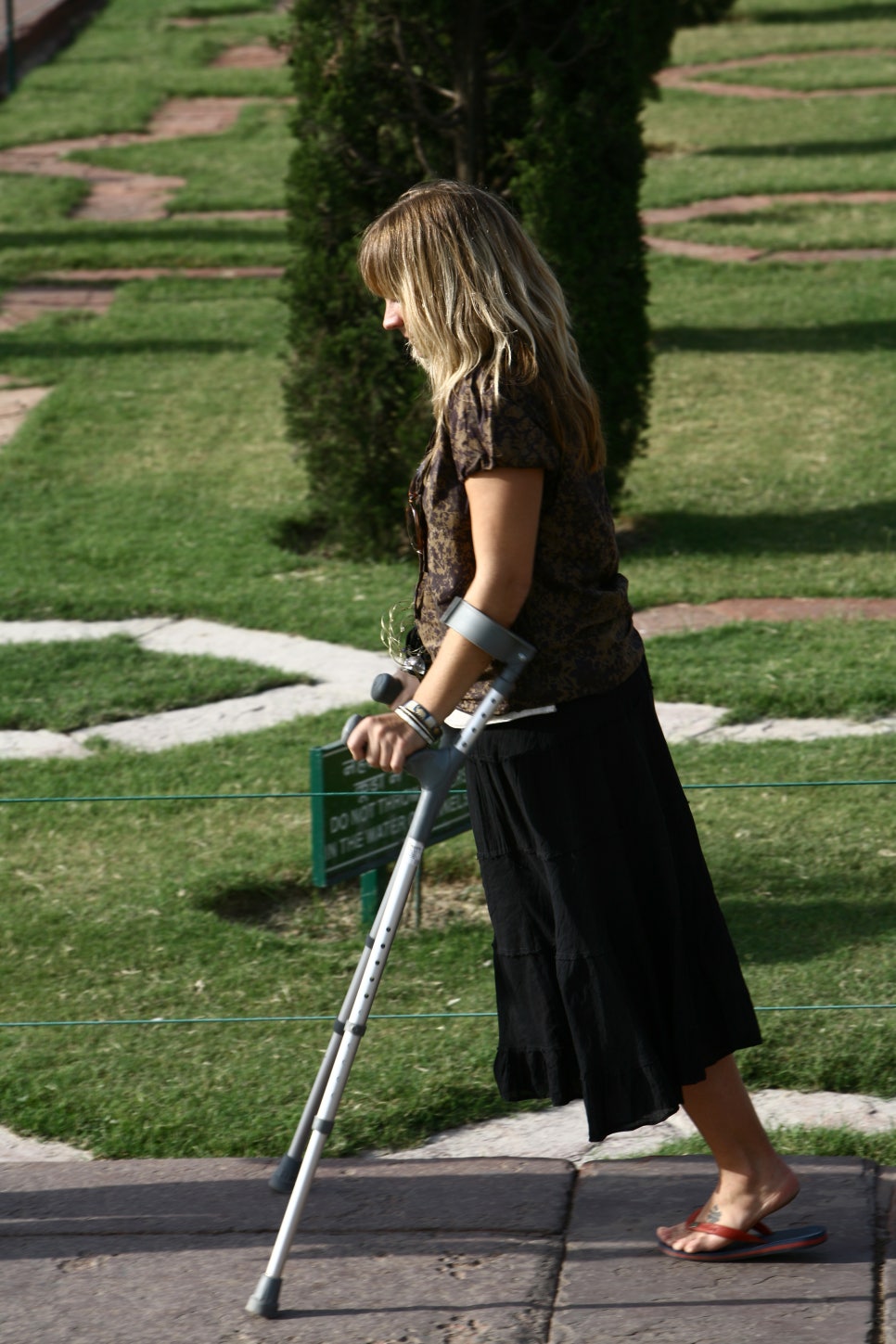디스크로 보행이 불편한데, 쪼리 슬리퍼 신으시면 안됩니다.