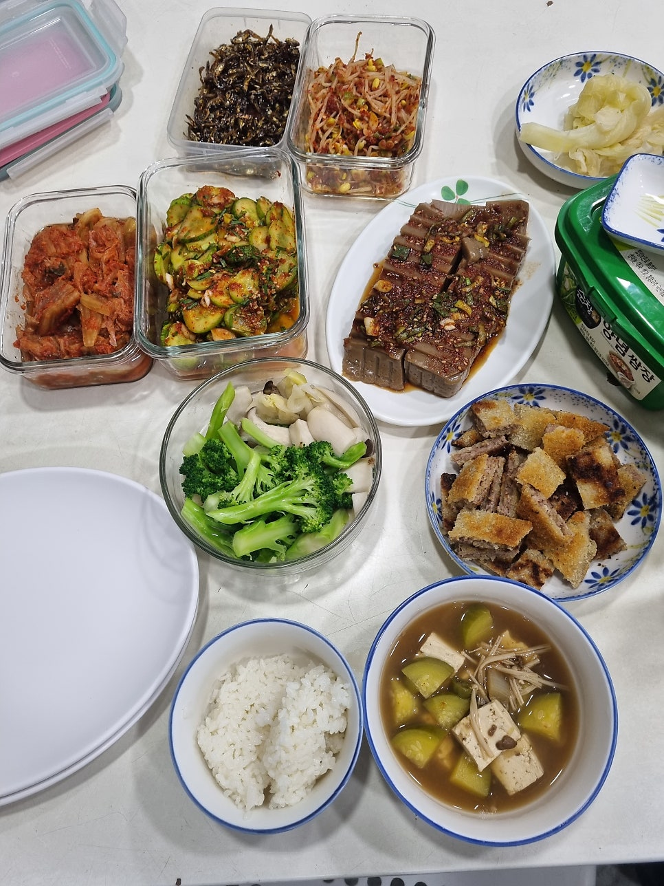 실제로 저희한의원에서 챙겨먹는 점심식사입니다. 항상 삶은 야채를 같이 챙겨달라고 음식해주시는 어머님께 말씀드리는 편입니다!