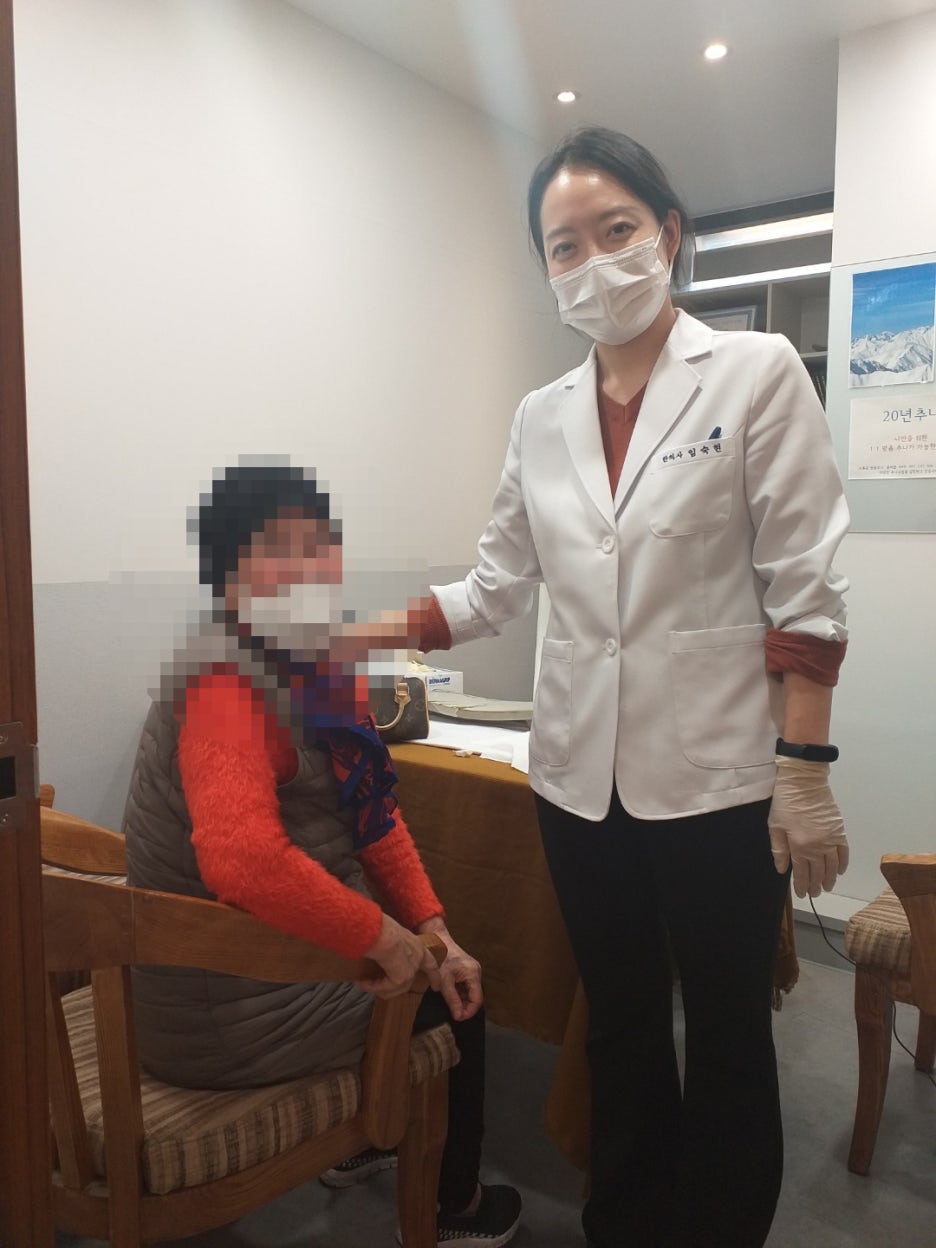 한약을 지어드리고, 궁금해하셨던 부분들 추가적으로 말씀드리고 있어요.