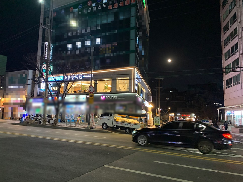 종로 숭인동과 창신동 사이에 있는 소통 한의원입니다. 저기 건물 중간에 달 보이시죠? 저희 지역 주민들이 모두 건강하시길 소원을 빌어 봅니다.