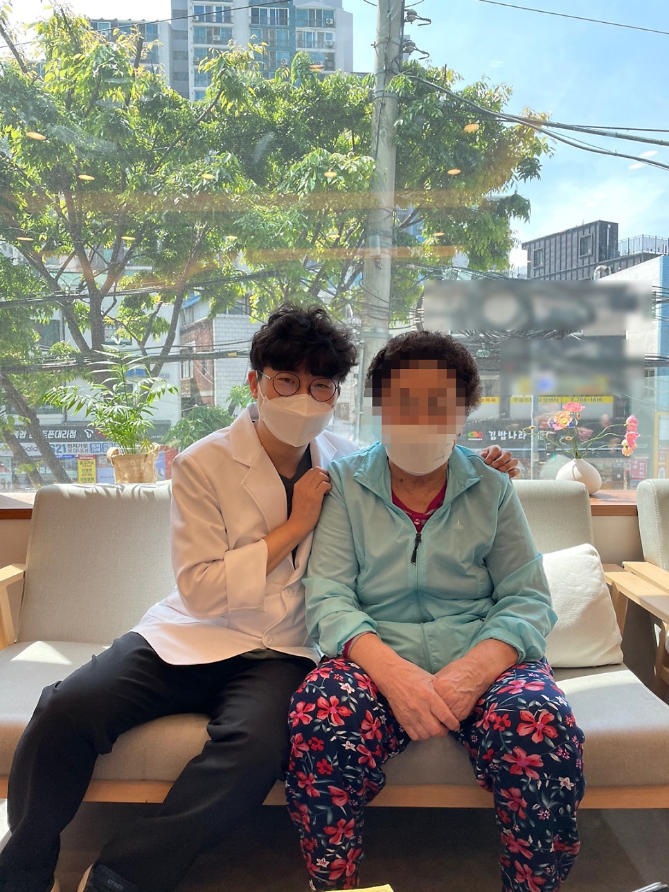 봄볕이 좋았던 날 오셔서 체질에 맞는 한약을 지어 드렸습니다.
