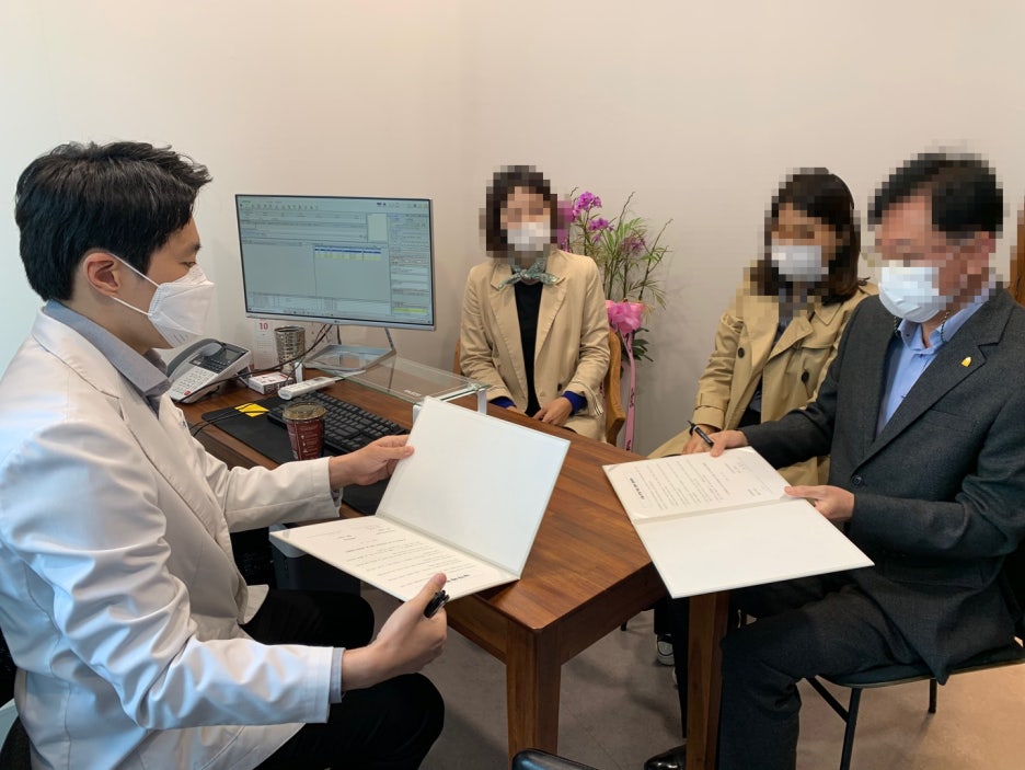 무언가 시작할 때 서약을 한다는 것, 형식적이지 않냐고요? 남들 앞에서 결심을 공표한다는 건 그 일을 유지하는데 효과가 있습니다. 금연할 때나 다이어트를 할 때 가족 앞에서라도 공표를 해 보세요. 분명 오랫동안 결심을 유지할 수 있을 겁니다.
