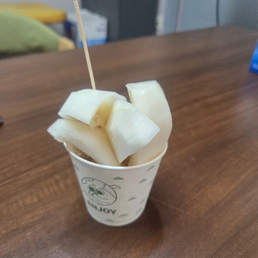 일하다 먹는 참외, 꿀맛입니다^^