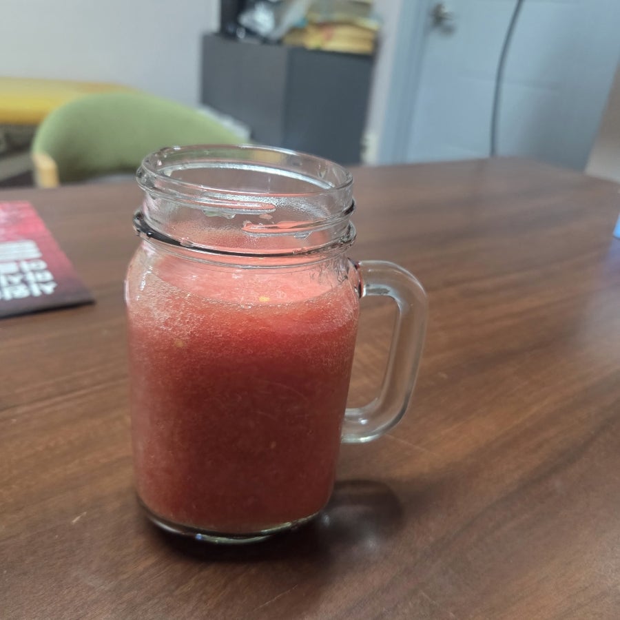 아버지가 키우신 유기농 토마토에 꿀을 넣고 갈았다며 주신 주스입니다. 정말 맛있게 잘먹었습니다. 감사합니다.