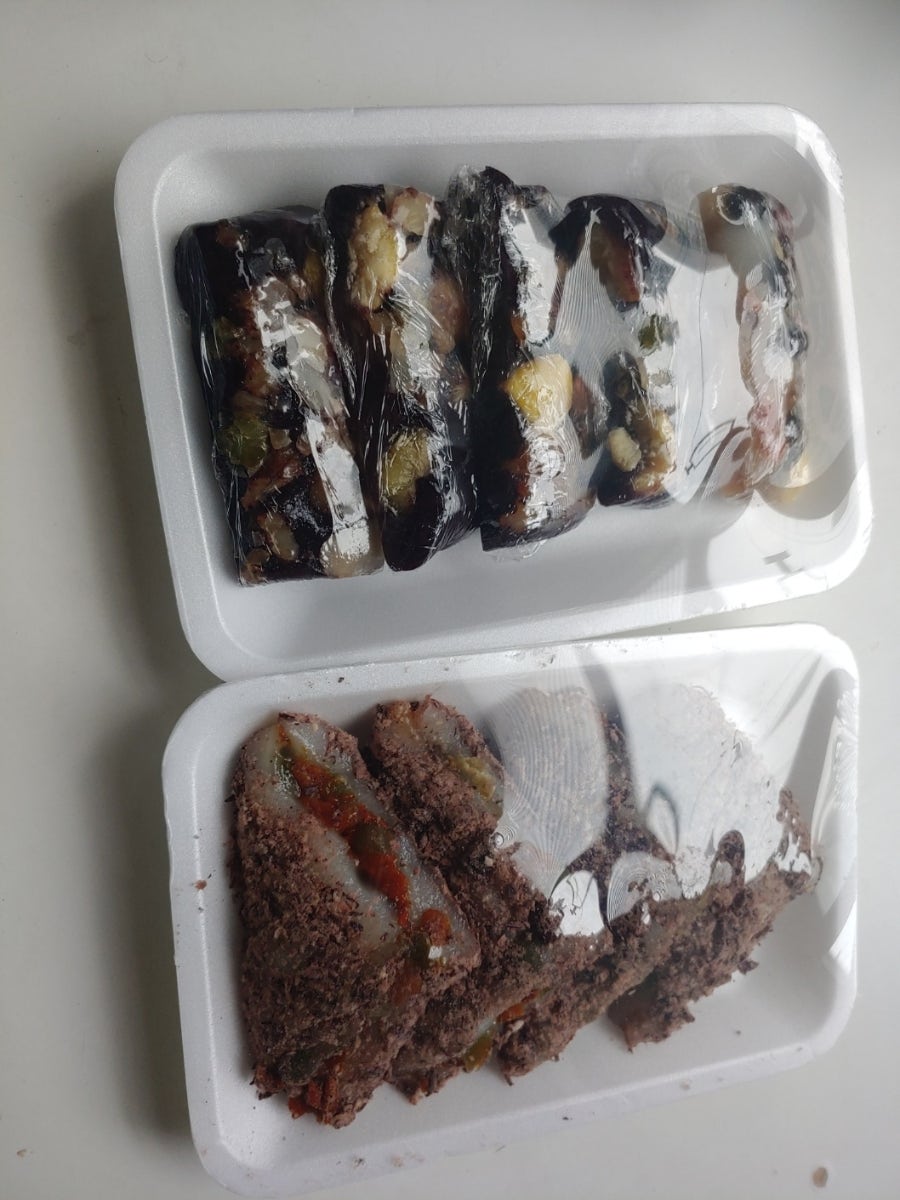 치료 잘해줘서 고맙다고 어머님께서 떡을사오셨습니다.