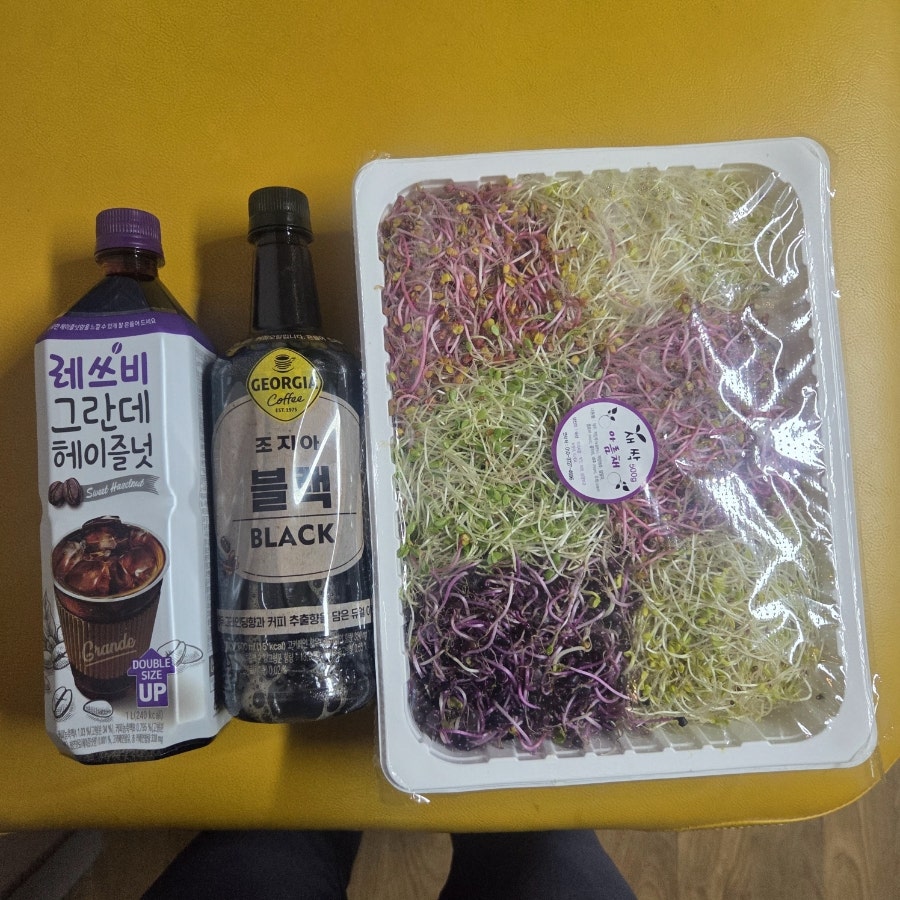 커피와 새싹을 가져오신 아버님. 치료오실때마다 가져오셔서 너무 감사하고 잘먹고 있습니다.