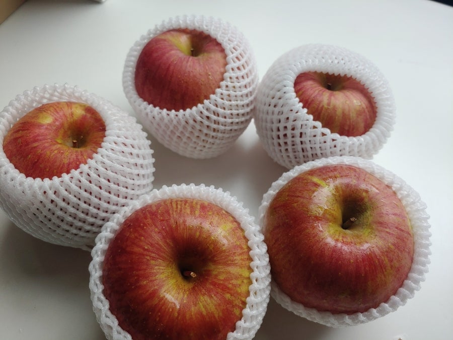 맛있는 사과라서 나누고 싶다고 가져오셨습니다. 간호사님들과 사이좋게 나누어 먹었습니다. 감사합니다. ^^~