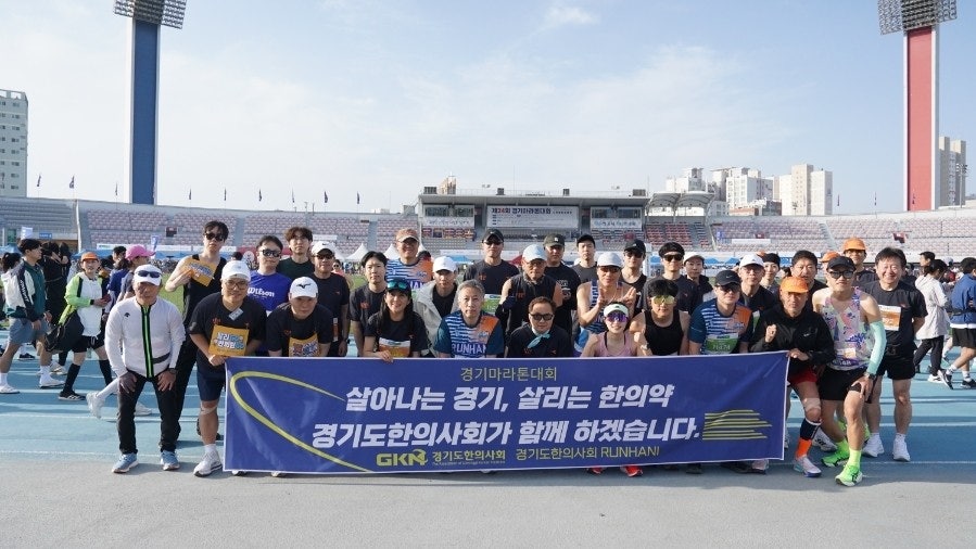 저는 앞줄에 회장님 오른쪽에 있습니다^^
