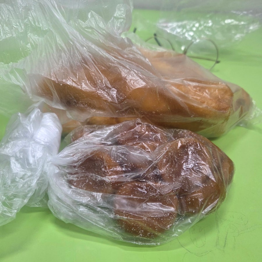 꽈배기와 찹쌀도너츠를 많이 나눠주셨습니다. 맛있게 잘먹었습니다.^^