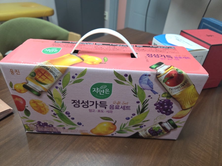구리에 있는 향남한의원 배주동 원장님이 사주신 선물입니다. 원장님과 함께 환자분들 약침치료후 응급처치에 필요한 약을 함께 구입했는데 저희 한의원 들러주시면서 선물로 사오셨어요. 덕분에 맛있게 잘먹었습니다. 배주동원장님 한의원 응원합니다. ^^