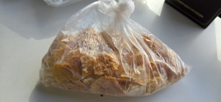 누룽지가 맛있다며 가져다주셨습니다. 어머님 간식으로 먹기에도 모자랄수도있는데, 생각해서 나눠주신 그맘 깊이 감사드립니다. 지팡이 잡고 보행하시면서 저희에게 나눠줄것 기대하시고 싱글벙글 웃으며 오셨던 그맘이 느껴져 감동이고 행복합니다.