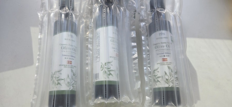 명절이라서 간호사님들께 하나씩 드리고 싶어 가져오셨다는 유기농 올리브 오일입니다. 정말 감사드립니다.
