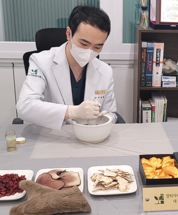 열심히 사향을 곱게 갈고 있는 제 모습 입니다^^;;