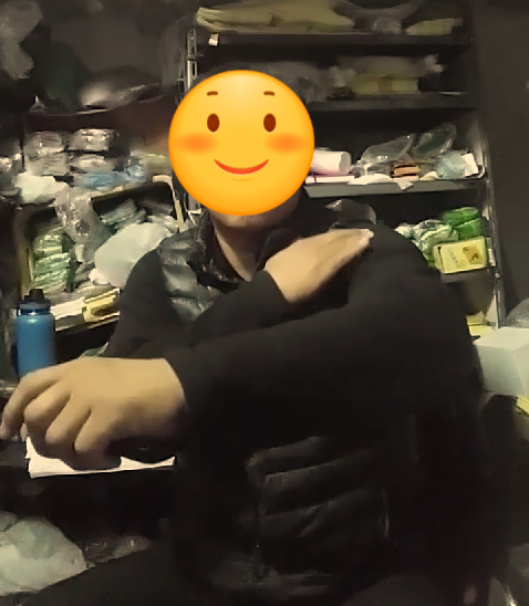"물건을 잡고 왼팔을 들어올릴때 오른손으로 짚은 부분이 아파요"