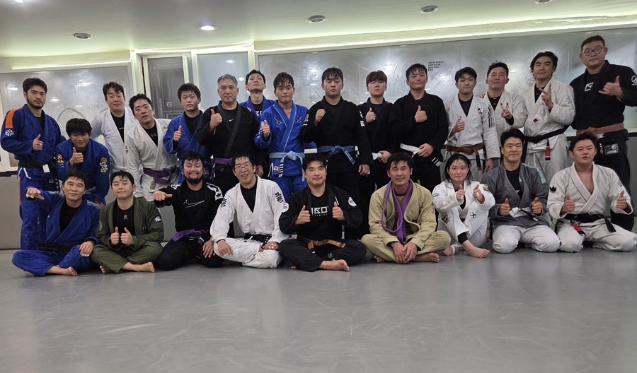 위에껀 12월 15일 오늘껀데, 아래꺼 사진은 언제껀지 모르겠네요. 충남에서 제자를 위해 안산까지 올라오신 관장님 리스펙합니다. 오늘은 사진속에 블랙만 일곱이네요.