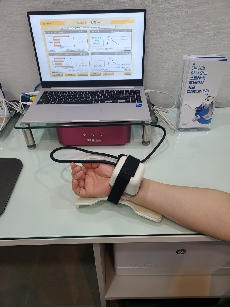 ​맥영상 진맥 검사 기계입니다​과학적인 혈류역학적 지표를 토대로 혈관건강상태 및 혈액순환 관련 수치들을 확인 및 평가합니다.​파크경희한의원은 과학적인 한의학적 진단기기를 통해 갱년기 신체 상태에 맞는 1:1 맞춤 한약 처방을 구성합니다.