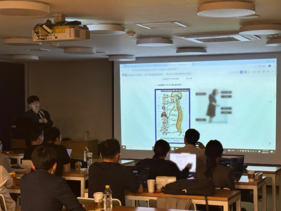 의료진 대상 강의 중