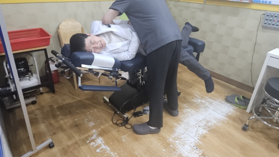 부원장님께 추나 받는 김준석 대표 원장. 행복해 보입니다.